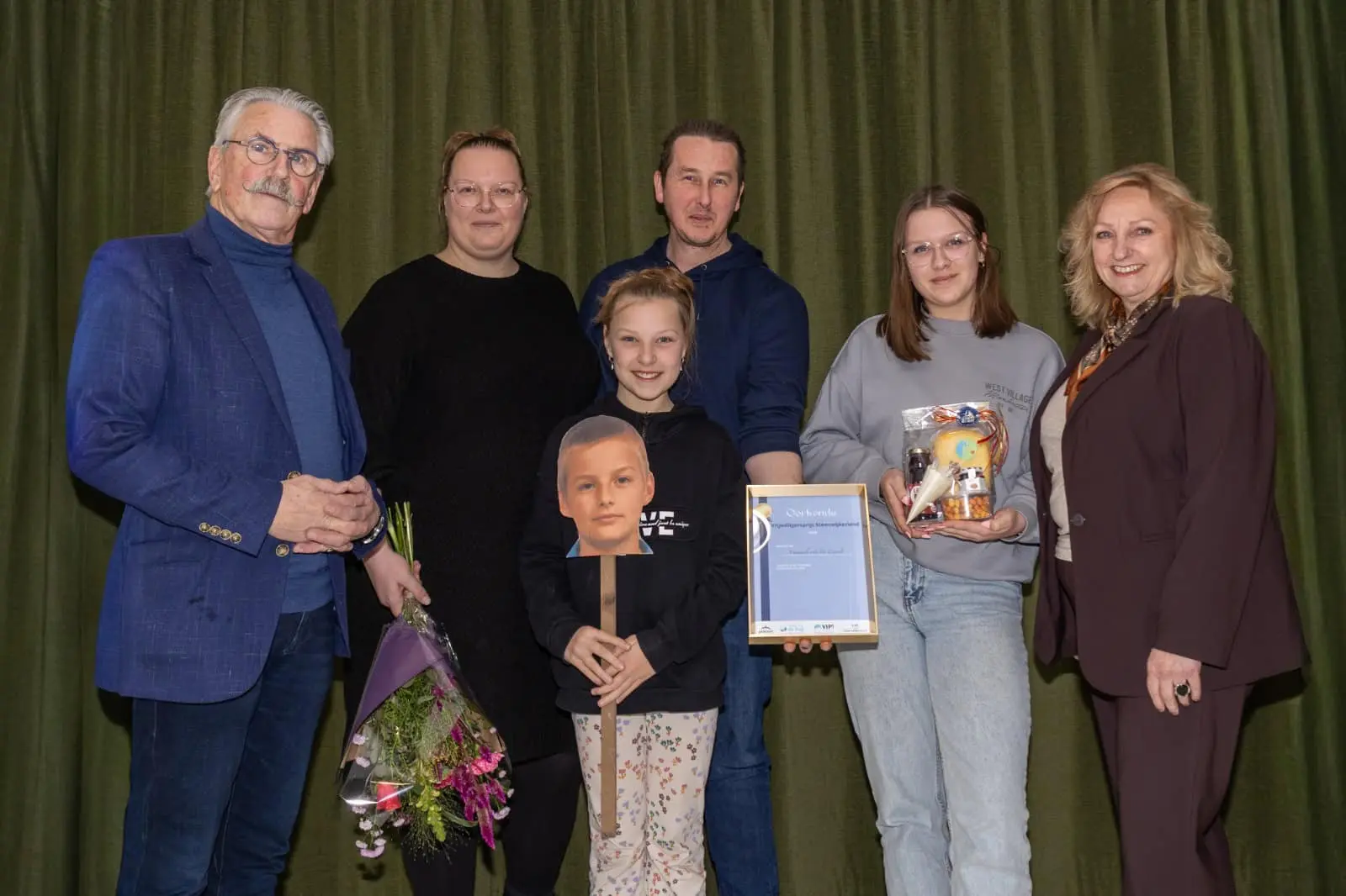 Vlnr. Statenlid Fred Kerkhof, Wendy Hooisma, Richard Snieder, Amber Hooisma, Dakota Hooisma en wethouder Trijn Jonman – foto Peter van de Beld Vlnr. Statenlid Fred Kerkhof, Wendy Hooisma, Richard Snieder, Amber Hooisma, Dakota Hooisma en wethouder Trijn Jonman - foto Peter van de Beld