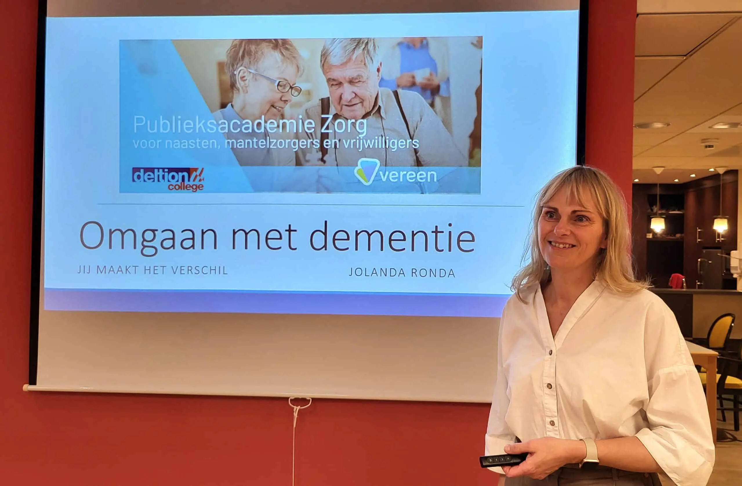 Workshop Omgaan met dementie – docent Jolanda – foto aangeleverd Workshop Omgaan met dementie - docent Jolanda - foto aangeleverd
