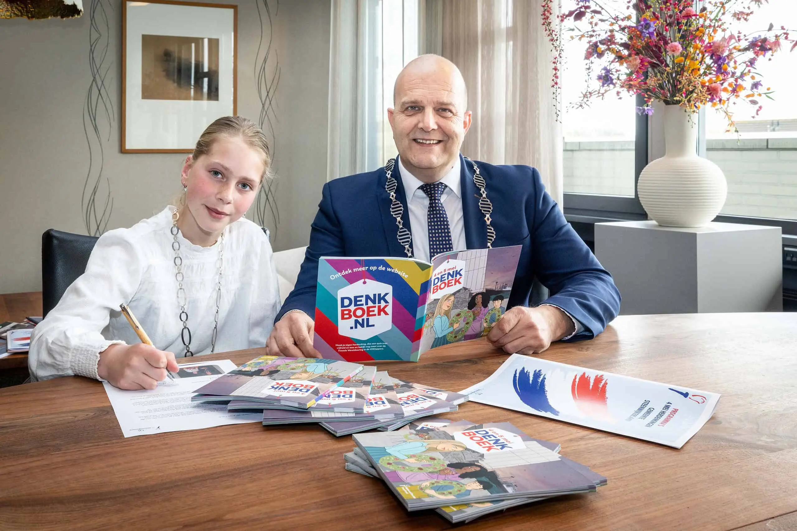 Steenwijk Burgemeester Erik de Groot en kinderburgemeester Ynthe Spijker met het 4 en 5 mei boekje – foto Gemeente Steenwijkerland/Wilbert Bijzitter Steenwijk Burgemeester Erik de Groot en kinderburgemeester Ynthe Spijker met het 4 en 5 mei boekje - foto Gemeente Steenwijkerland/Wilbert Bijzitter