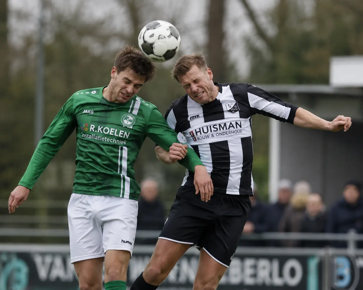 Koppen in het voetbal ter discussie (foto: AI) Koppen in het voetbal ter discussie (foto: AI)