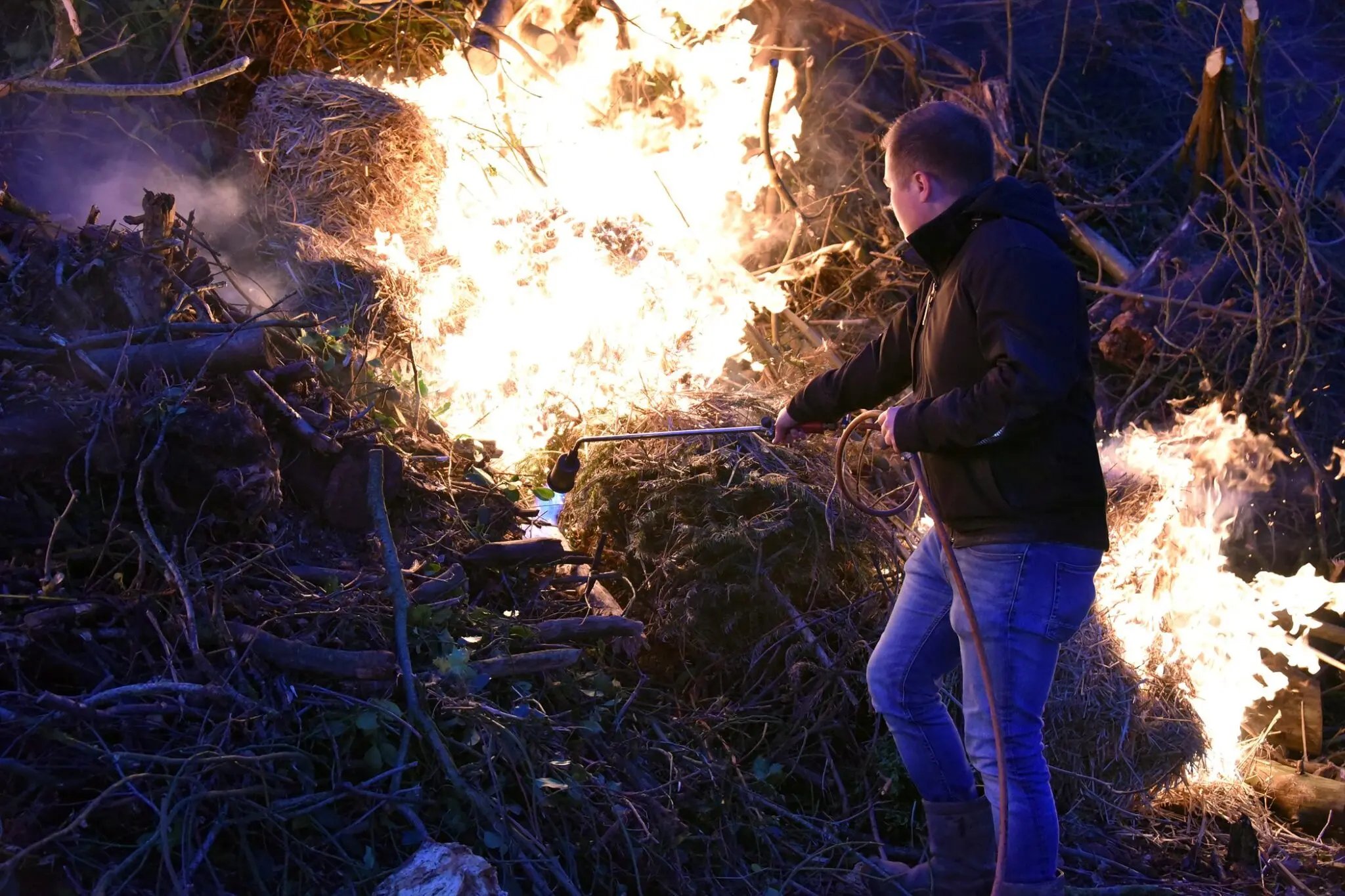 Paasvuur in Oldetrijne (foto: Lenus van der Broek) Paasvuur in Oldetrijne (foto: Lenus van der Broek)