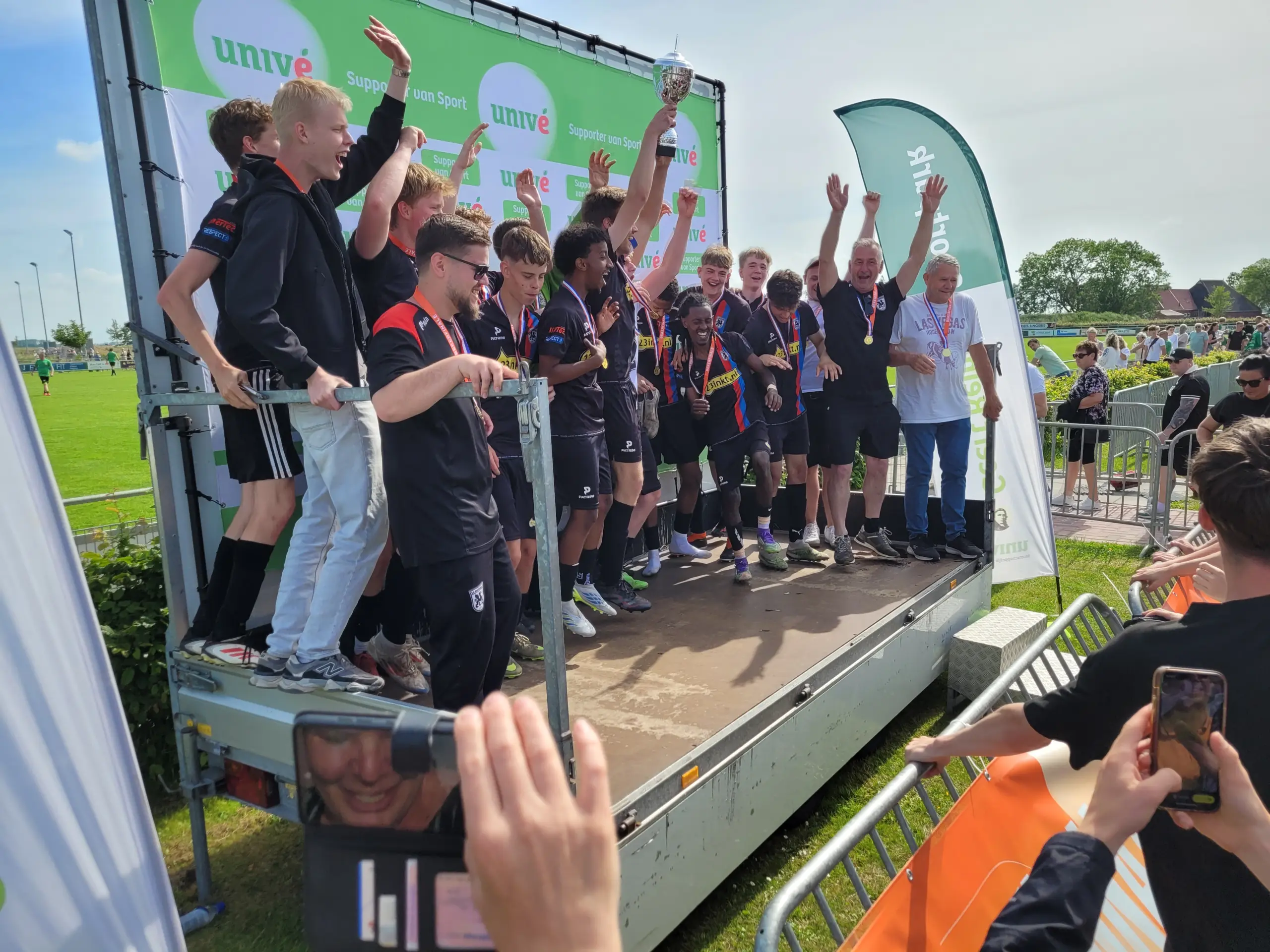 SVO JO19-2 met de KNVB Beker SVO JO19-2
