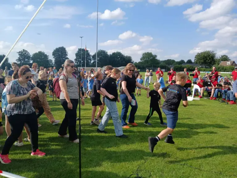 De kinderen starten met de Avond4Daagse