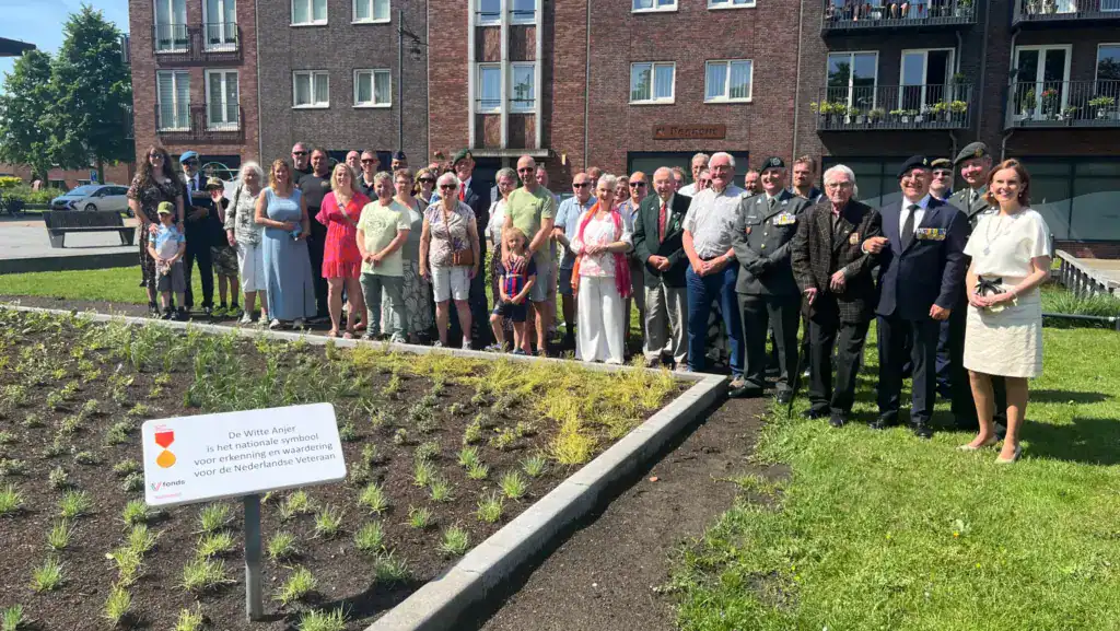 Alle aanwezigen bij de onthulling van het witte anjerperk