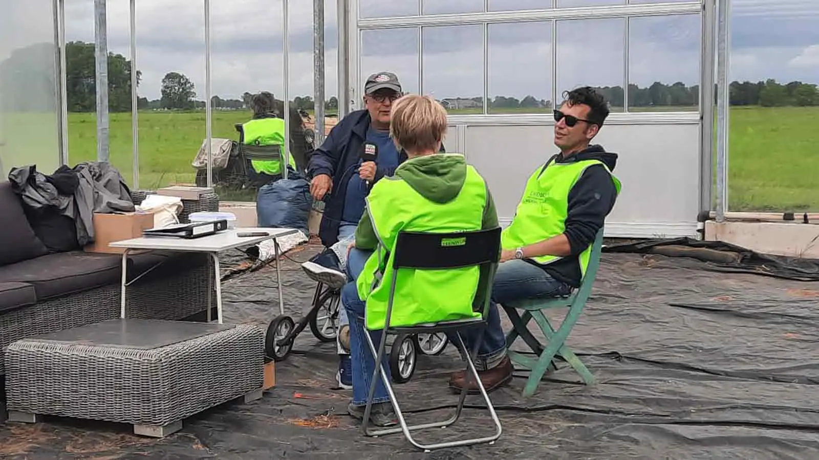 Bas van Donburg en Gerda Heijs worden geinterviewd door Dirk Brans (foto Herenboeren Meppel-Steenwijk)