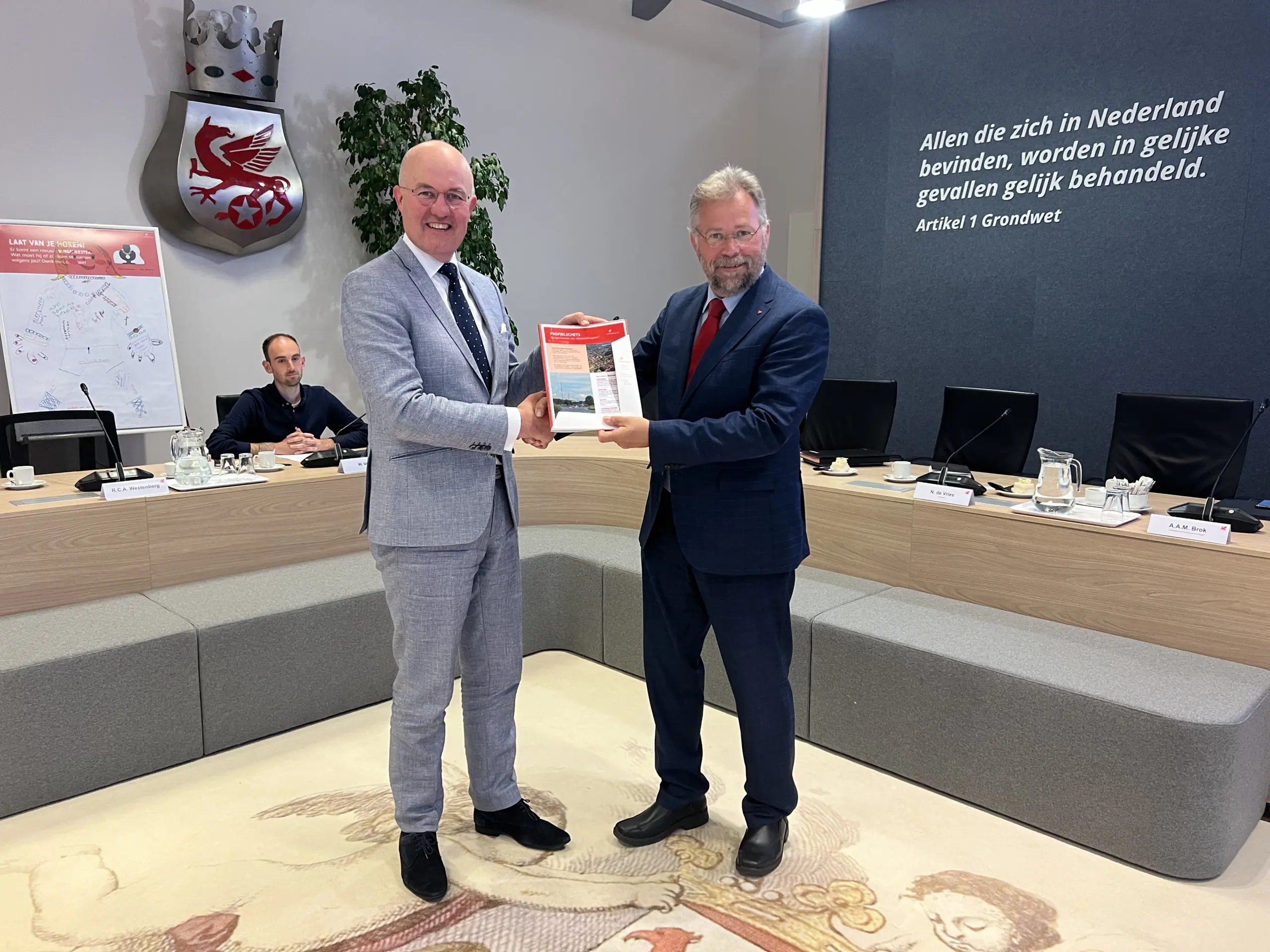 Nieuwe burgemeester Weststellingwerf Gaby Thijssen overhandigt de profielschets aan Commissaris van de Koning Arno Brok.