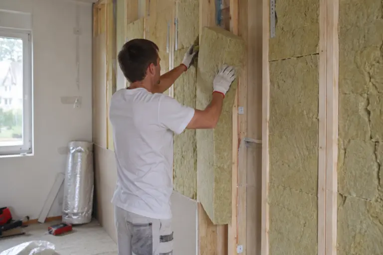 Een woning wordt goed geïsoleerd (foto: AI).