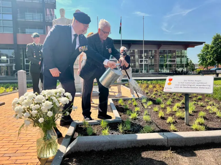 Veteranen openen witte anjerperk bij verzetsmonument in Wolvega