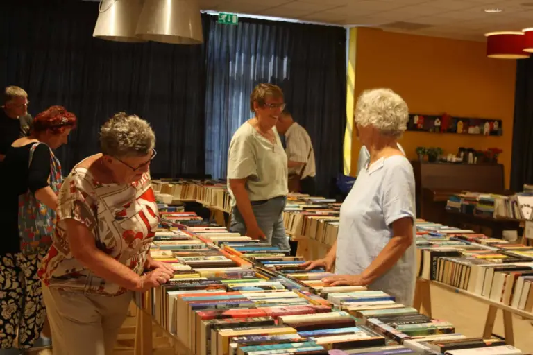 23e boekenmarkt Lintjo trekt honderden bezoekers naar Oldeberkoop