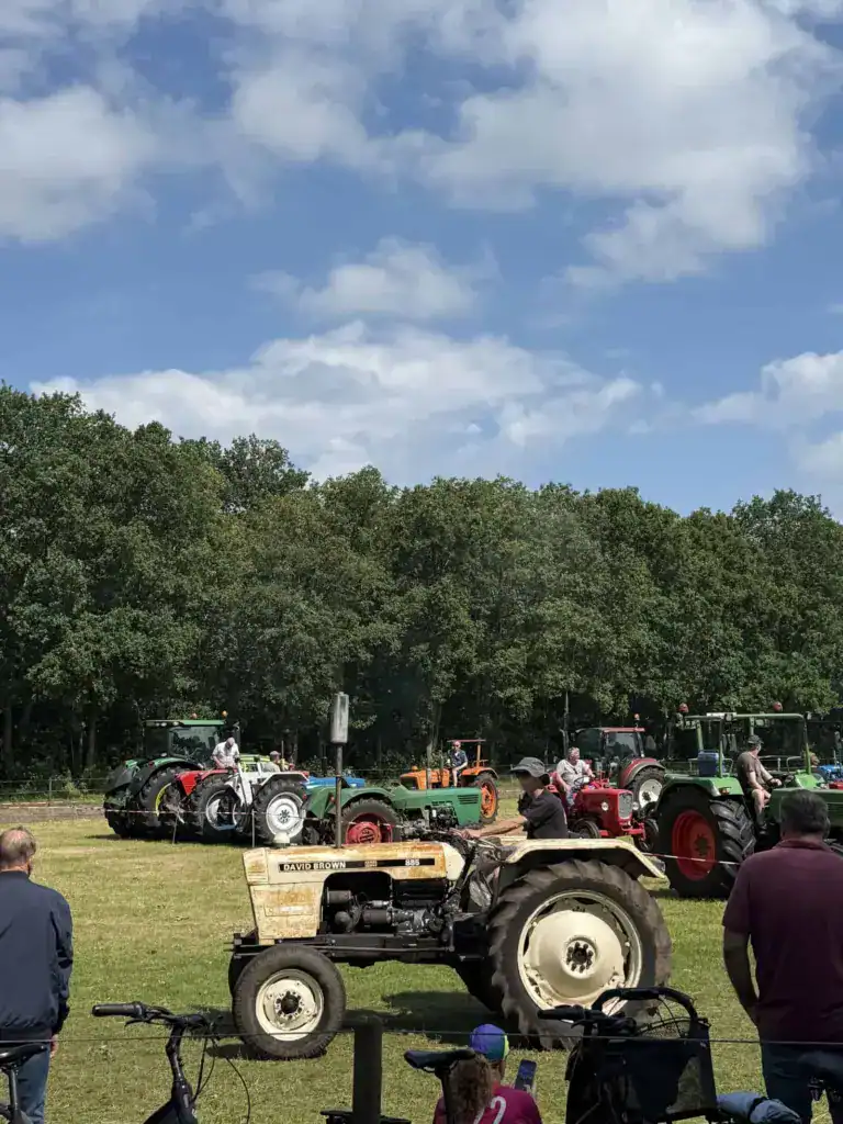 Trekkertoertocht Zorgvlied trekt veel belangstelling ondanks zomerse hitte