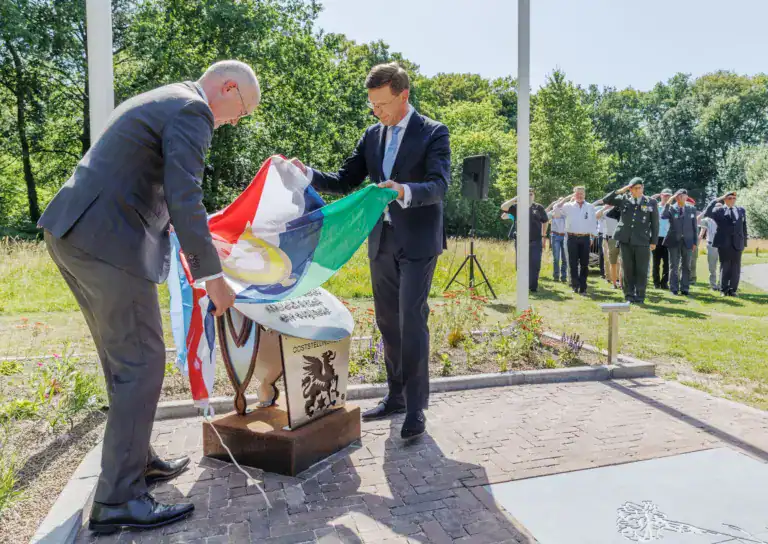 Ooststellingwerf onthult veteranenmonument bij gemeentehuis