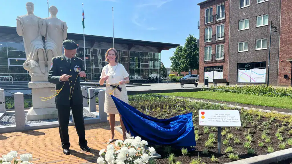 Onthulling van het bord bij het witte anjerperk.