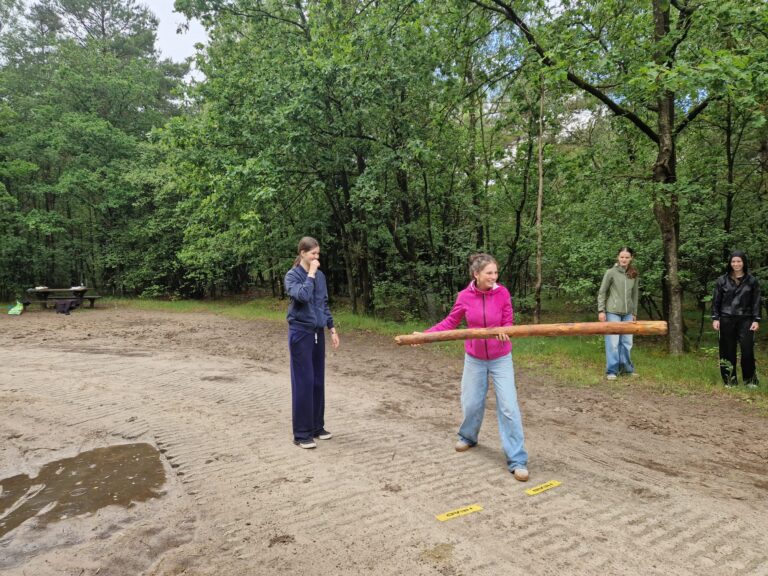 Paal gooien tijdens de outdoor dag (Foto: Jan Driessen).