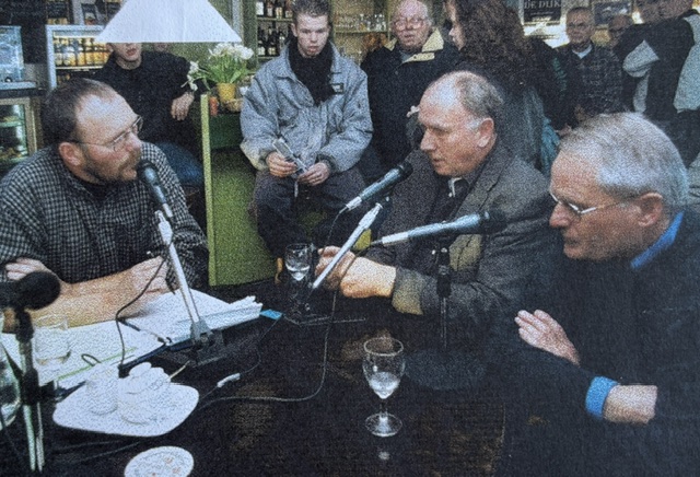 ans Koopmans (links) in gesprek met Riemer van der Velde en Foppe de Haan (foto: archief Hans Koopmans).