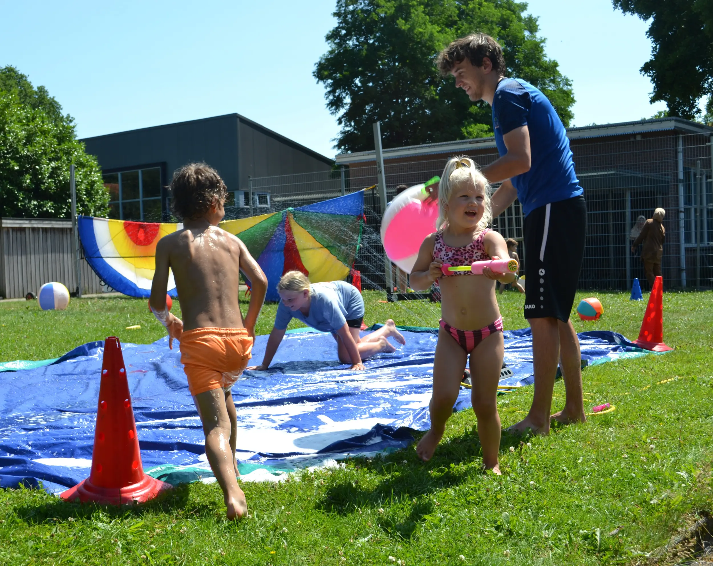 Buurtsportcoach Jornt Visser met kinderen tijdens Waterpret (Foto: Scala Welzijn).