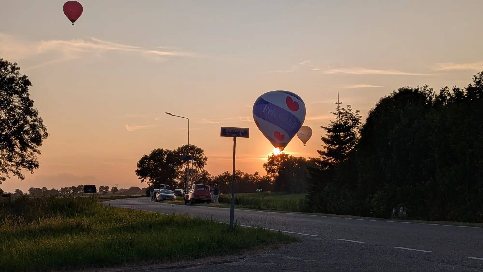 De ballonnen kozen soms een lage route nabij Rohel (foto De Werven)