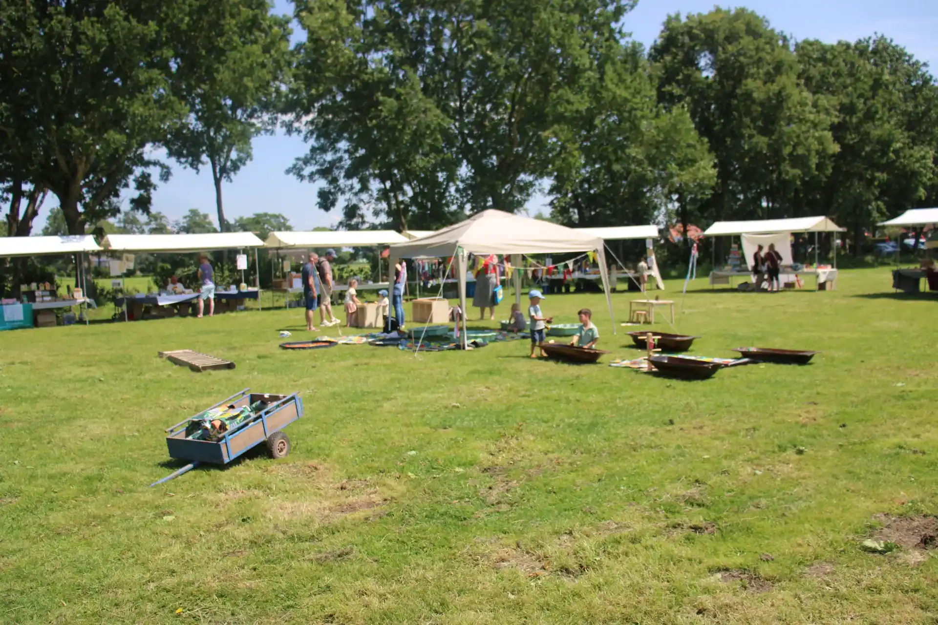 Een veld vol kramen tijdens de boekpresentatie (foto: Miranda Stuurman)