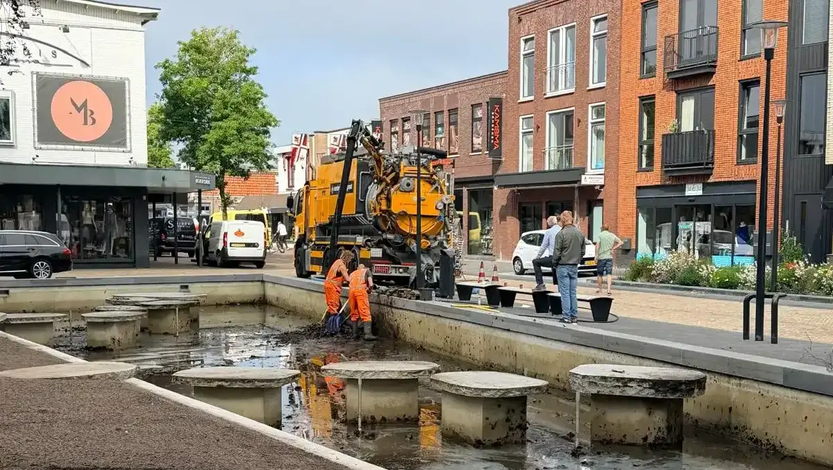 De waterpartij bij de Oudheidkamer in Wolvega wordt leeggepompt.