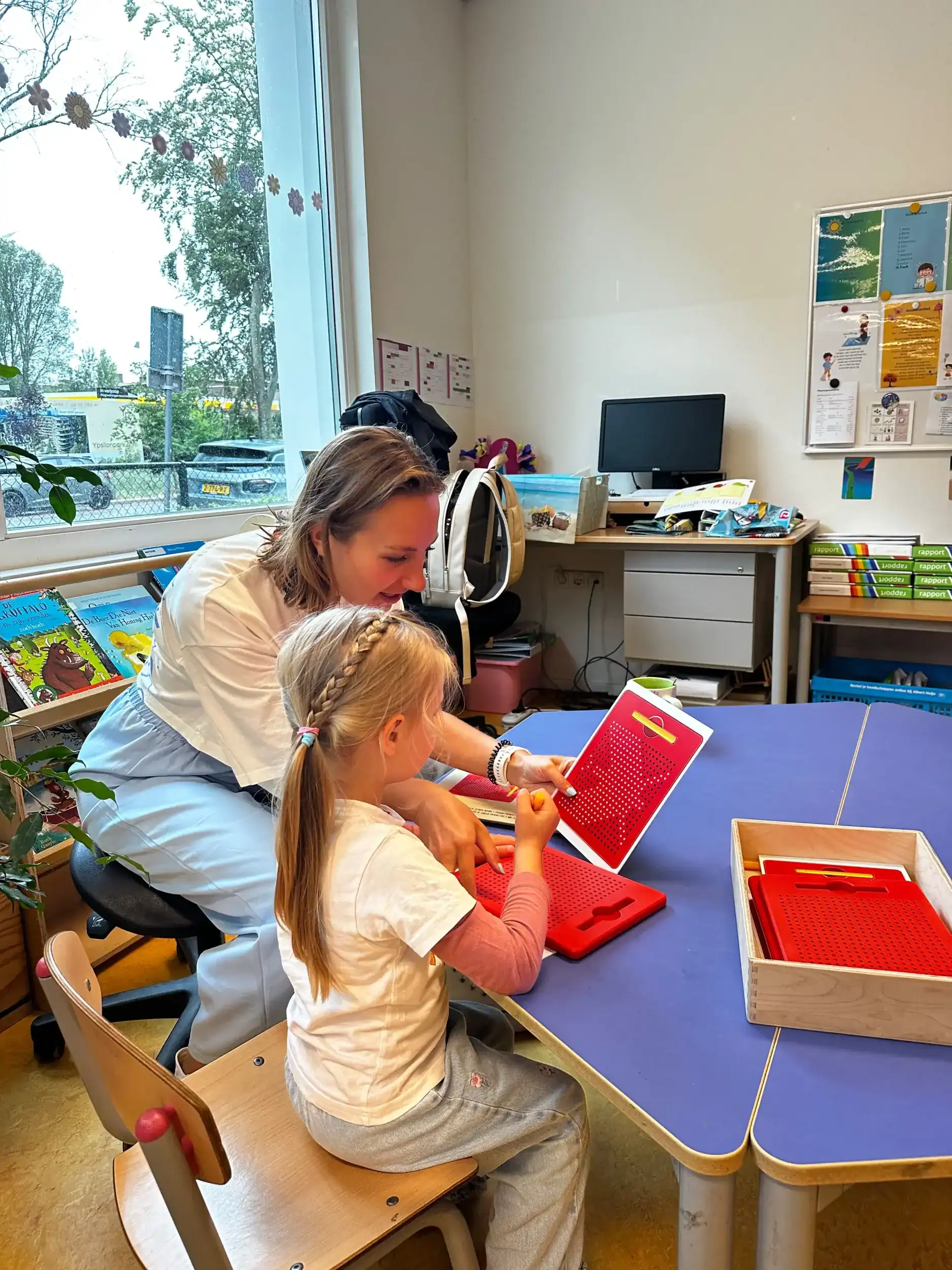 Juf Marida Prins met een van haar leerlingen (foto: eigen foto).
