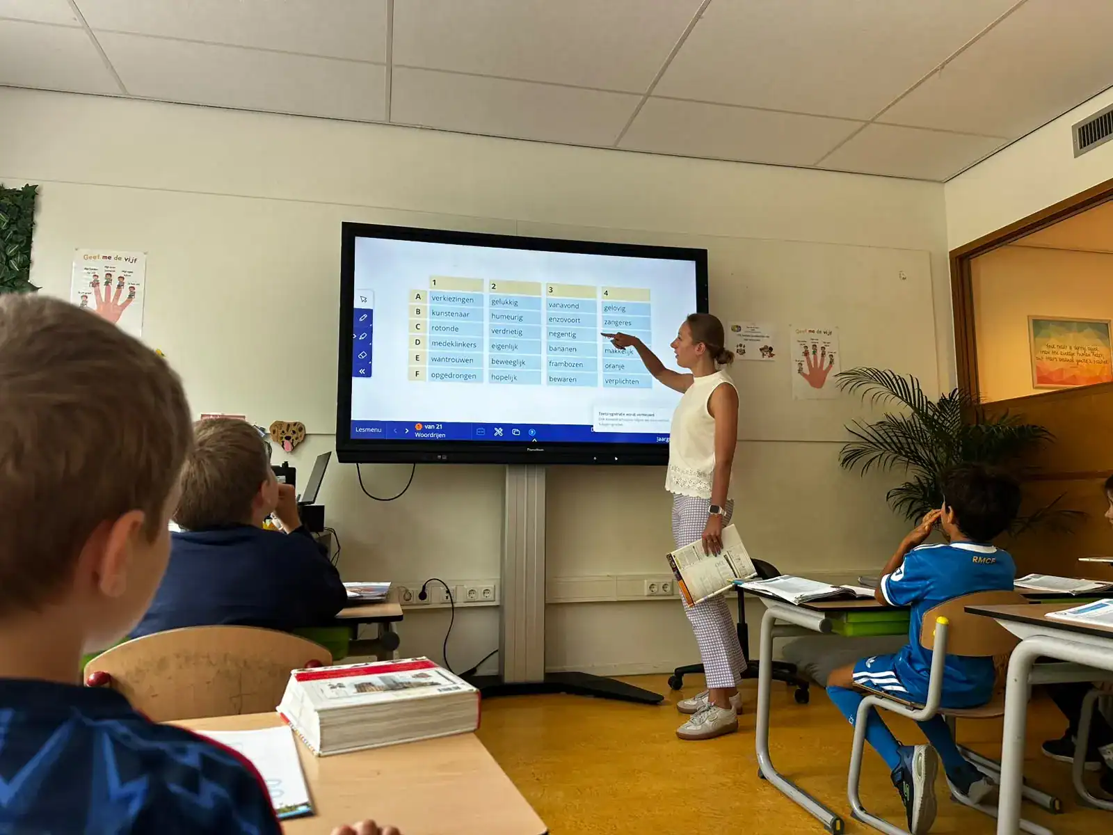 Juf Marida Prins uit Oosterwolde voor de klas (foto: eigen foto)