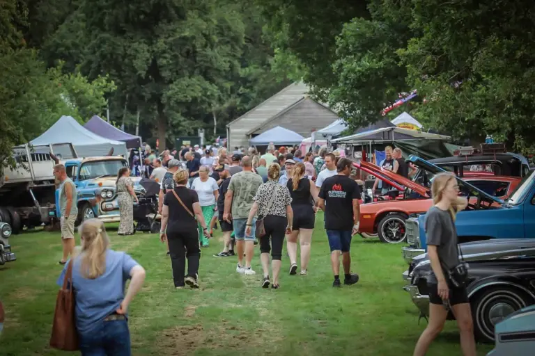 Bewonder Amerikaanse voertuigen op The Hunebed Summer Meet