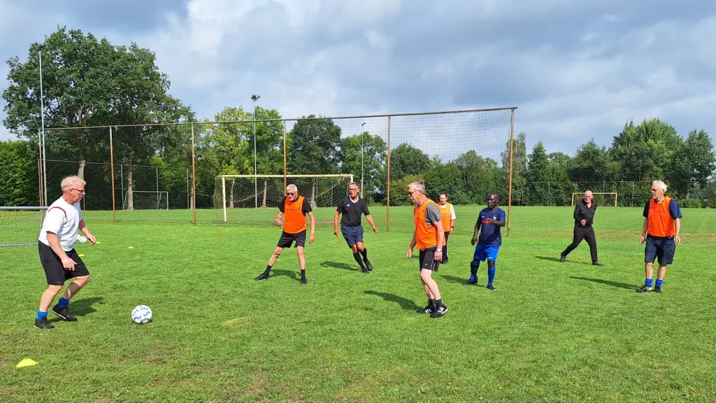 Nieuw seizoen Walking Football in Oosterwolde: veel meer dan wandelvoetbal