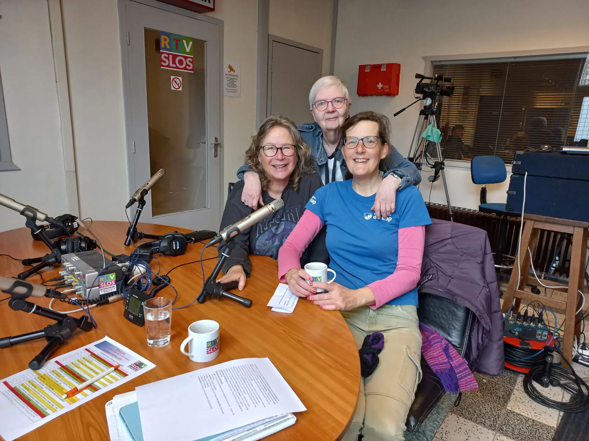 Ria van Hien (Midden) in de studio van RTV SLOS met twee collega's (Foto: Dirk Brans).
