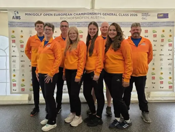 De Nederlandse afvaardiging tijdens het Europees Kampioenschap Minigolf in Bischofshofen. V.l.n.r.: Youri Bottenberg, Paulien Jasper, Henk de Boer, Evelyn de Boer, Marlene van den Bosch, Jan Egbert Hooijsma, Lincy de Boer en André van Vliet (Foto: Minigolfclub Appelscha).