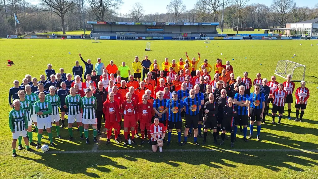 Alle aanwezige teams tijdens een toernooidag in Oosterwolde op 5 mrt 2026