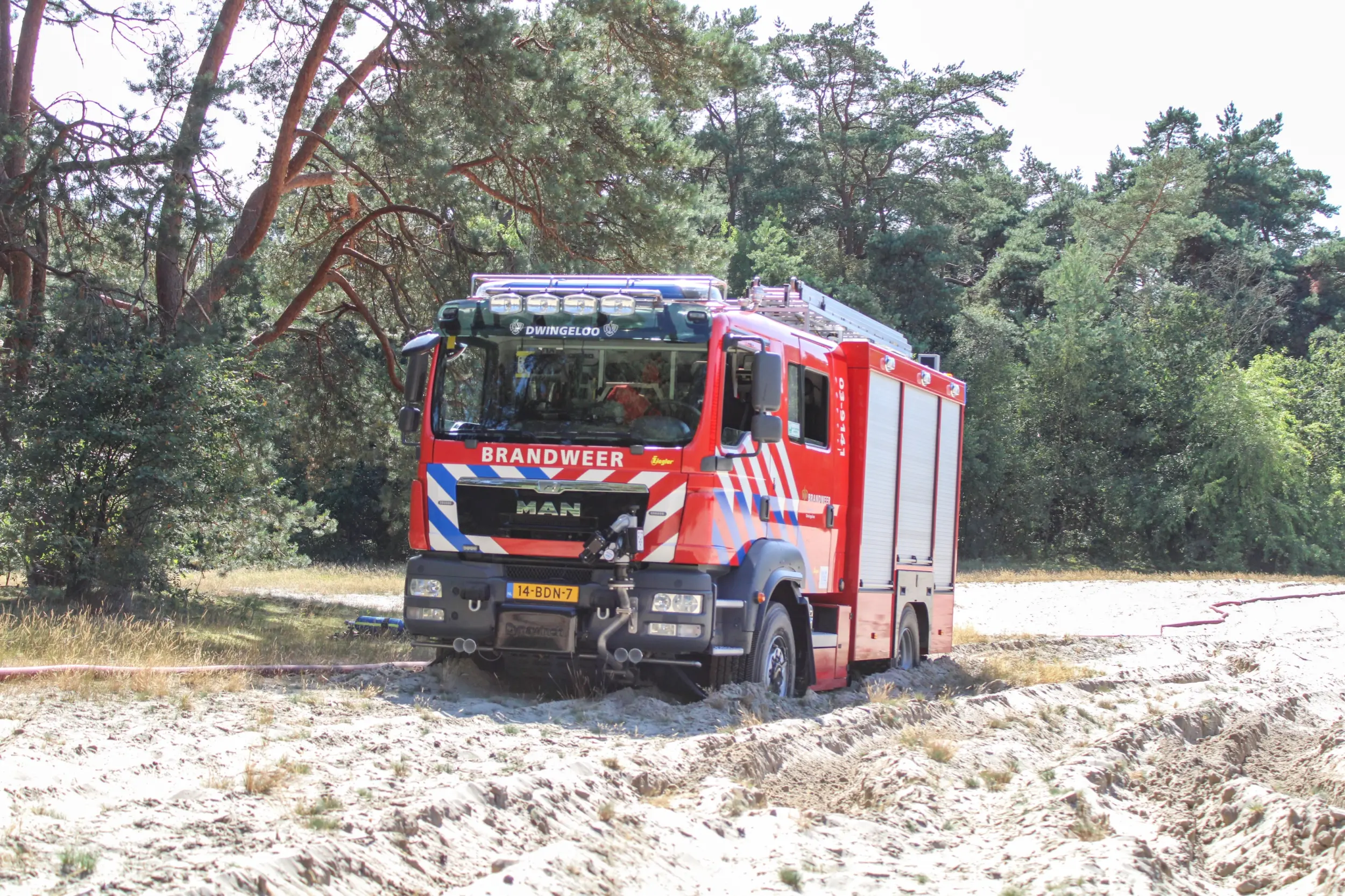 Bluswagen strandt in het zand bij actie in Diever (foto: BTBmedia).