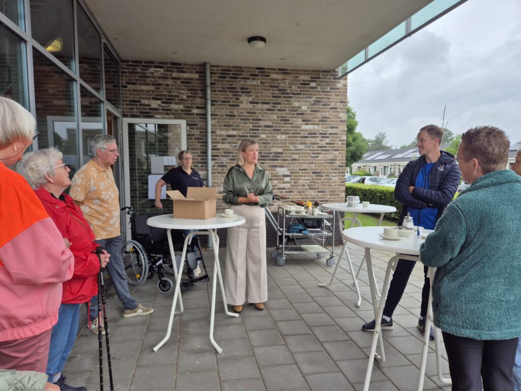 Wethouder Lisa Edema van gemeente Ooststellingwerf en buurtsportcoach André Haarsma van Scala Welzijn verwelkomden de deelnemers (foto: Gemeente Ooststellingwerf).