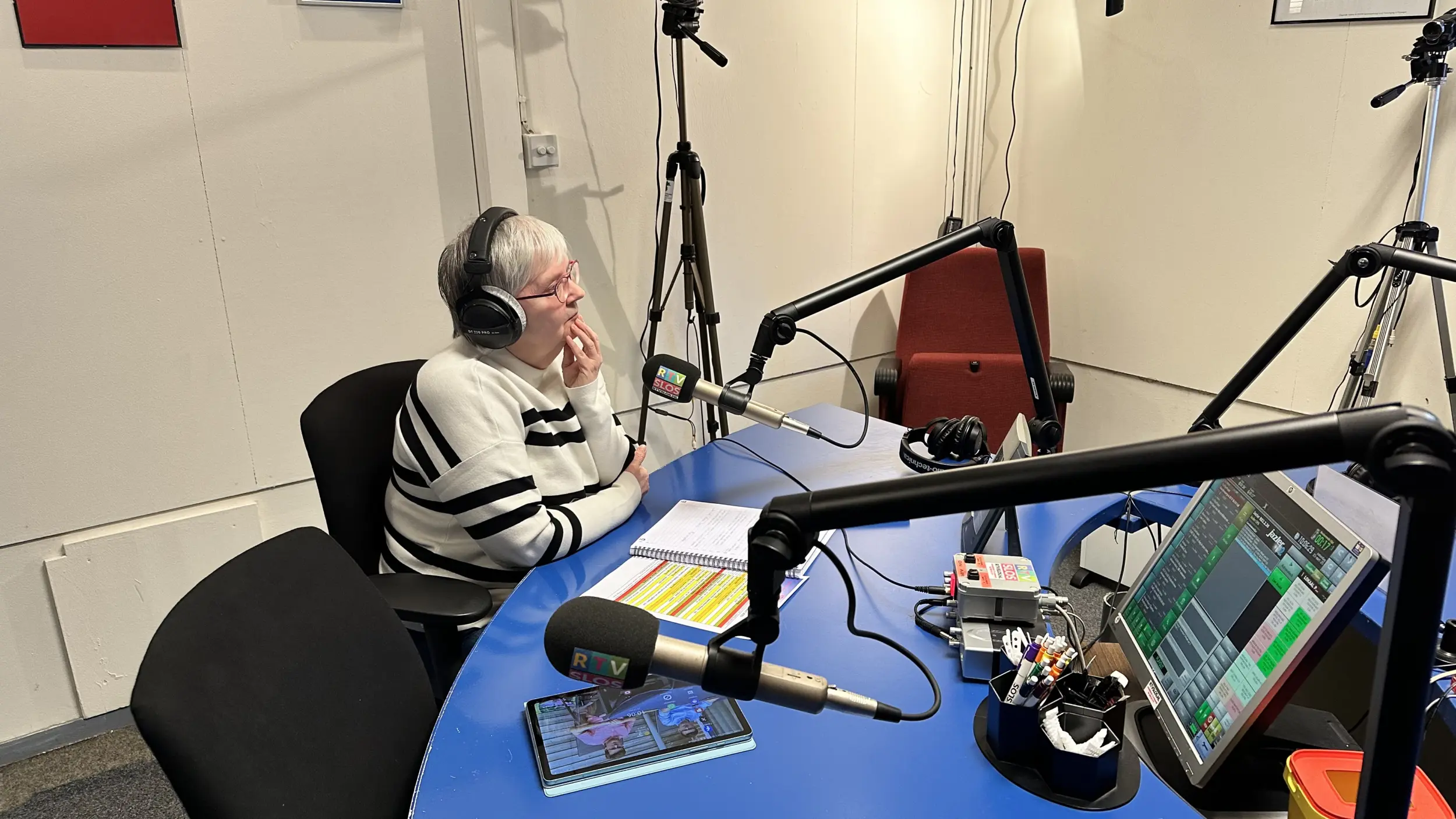 Ria van Hien in de studio van RTV SLOS (Foto: Dirk Brans).