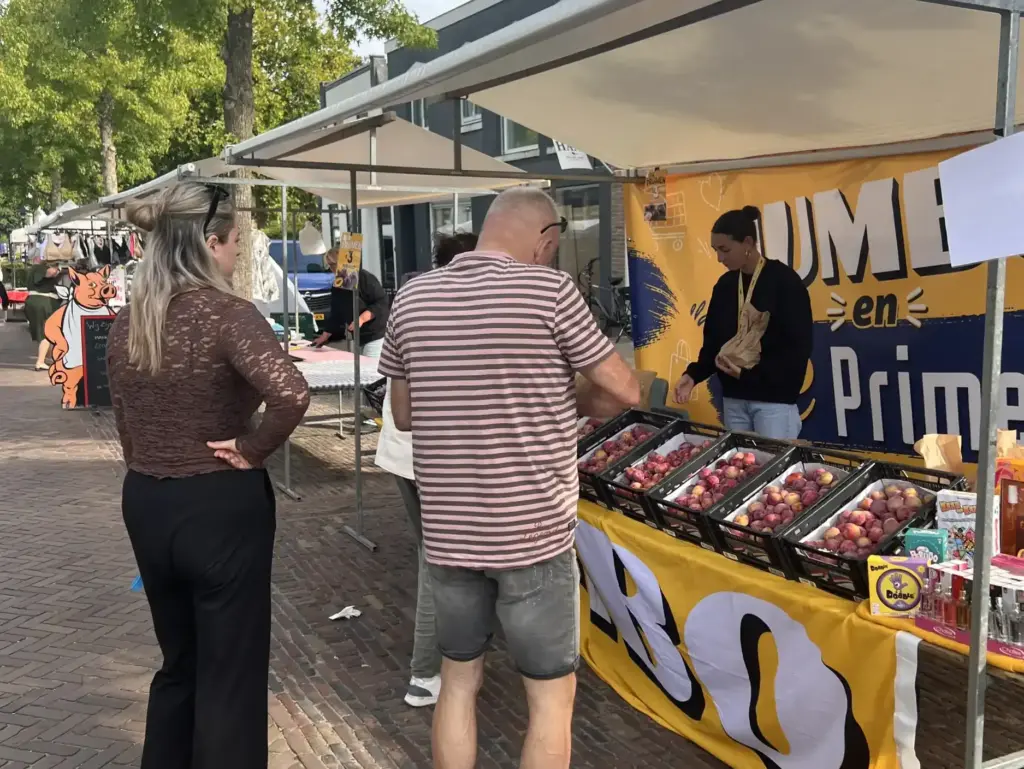 De Jumbo verkoopt pruimen op de Proemenmarkt in Noordwolde