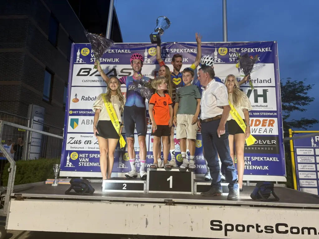 Mollema wint in Spektakel zijn allerlaatste koers in Noord-Nederland