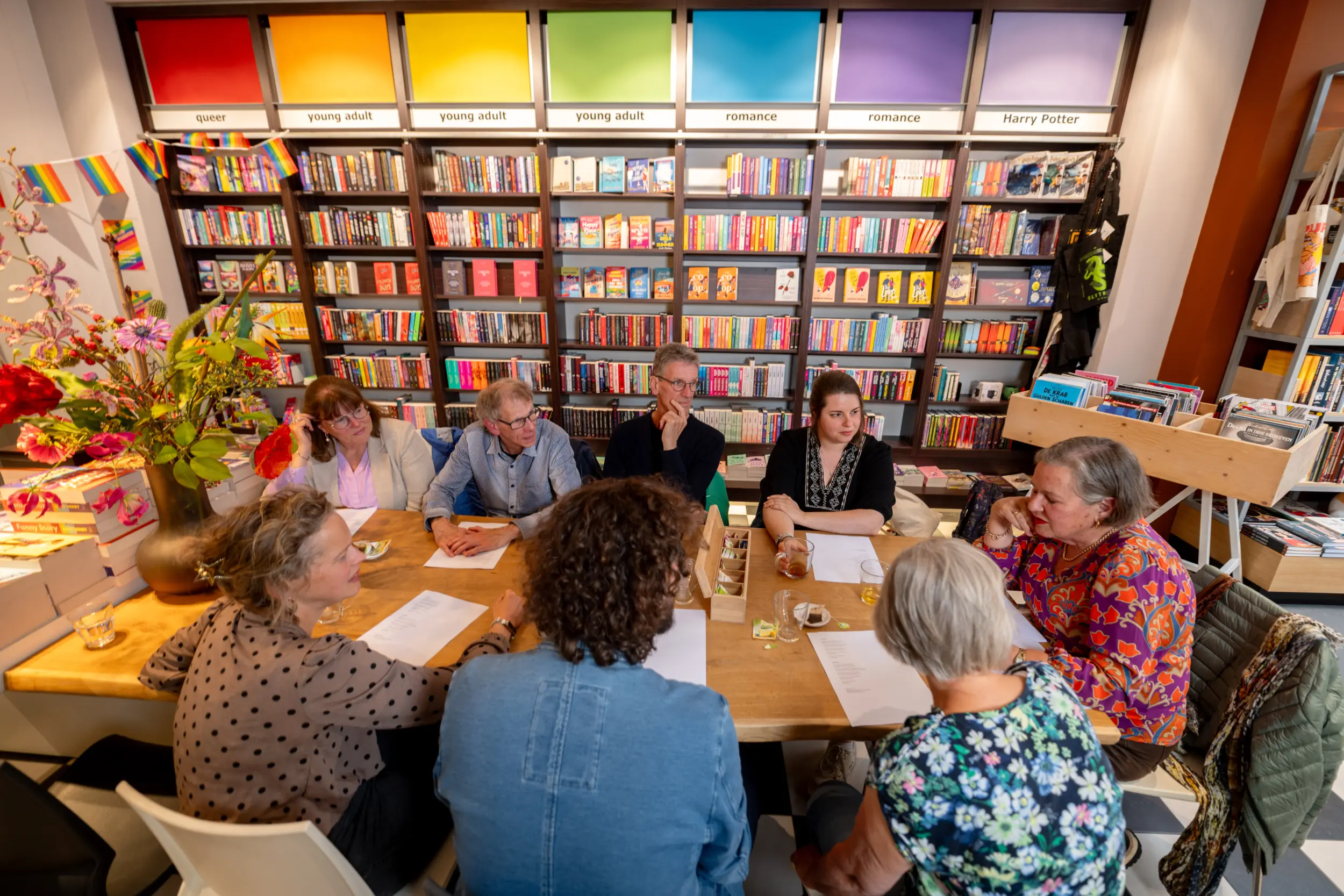 De teksten worden ter plekke uitgedeeld en luidop voorgelezen (Foto: Hoge Noorden / Jacob van Essen).
