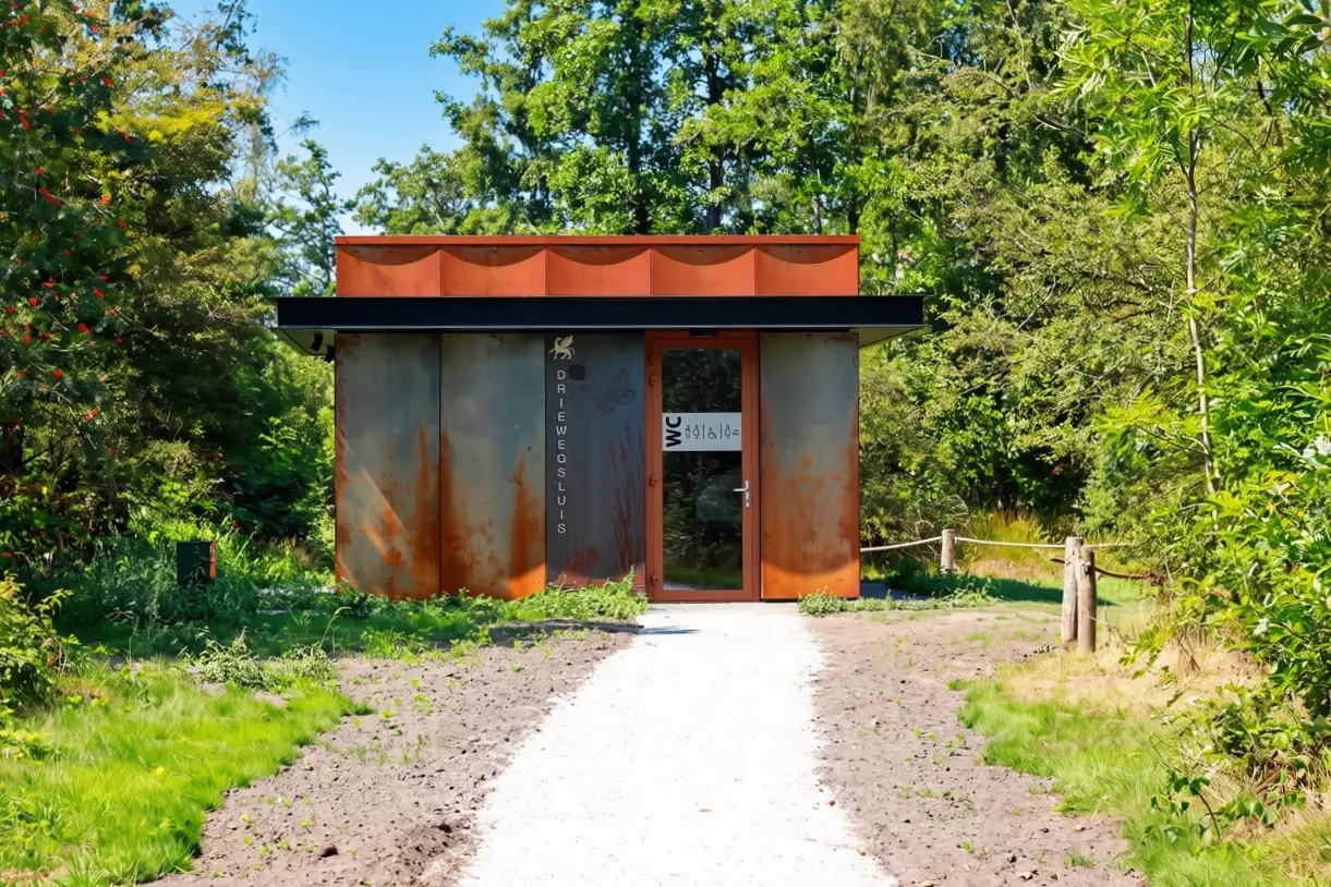 Het nieuwe toiletgebouw bij de Driewegsluis is toegankelijk met een rolstoel.