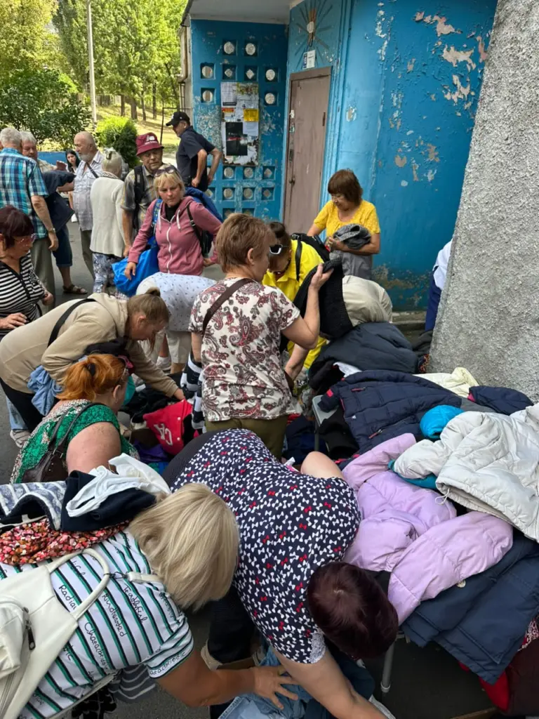 Oekraïners storten zich op de gebrachte spullen.
