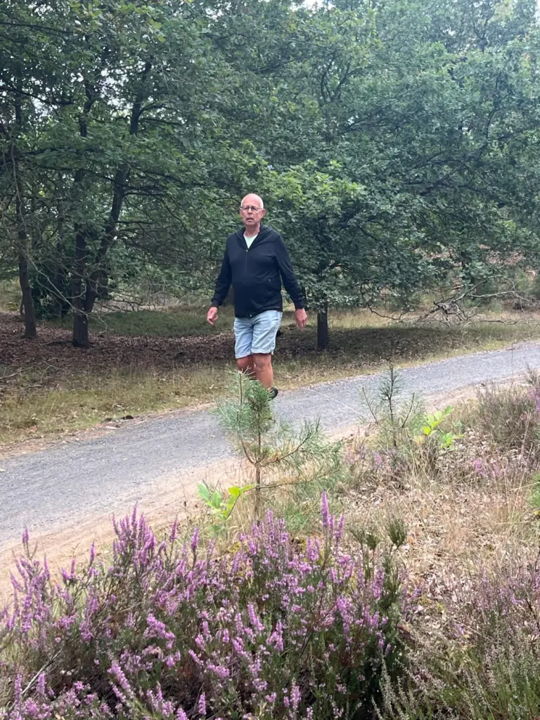 Willem Eisinga aan het wandelen in Appelscha (Foto: Willem Eisinga).