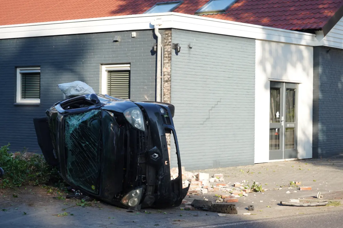 Auto tegen muur BTBmedia