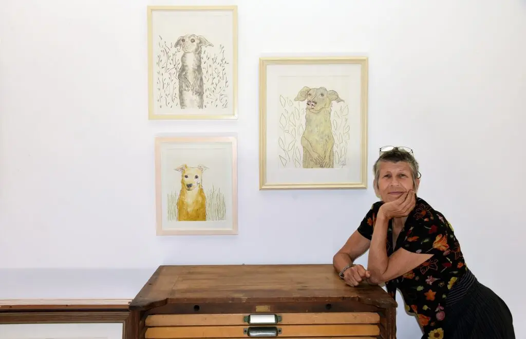 Titi bij enkele van haar honden in de expositie Het jaar van de Hond (foto: Lenus van der Broek).