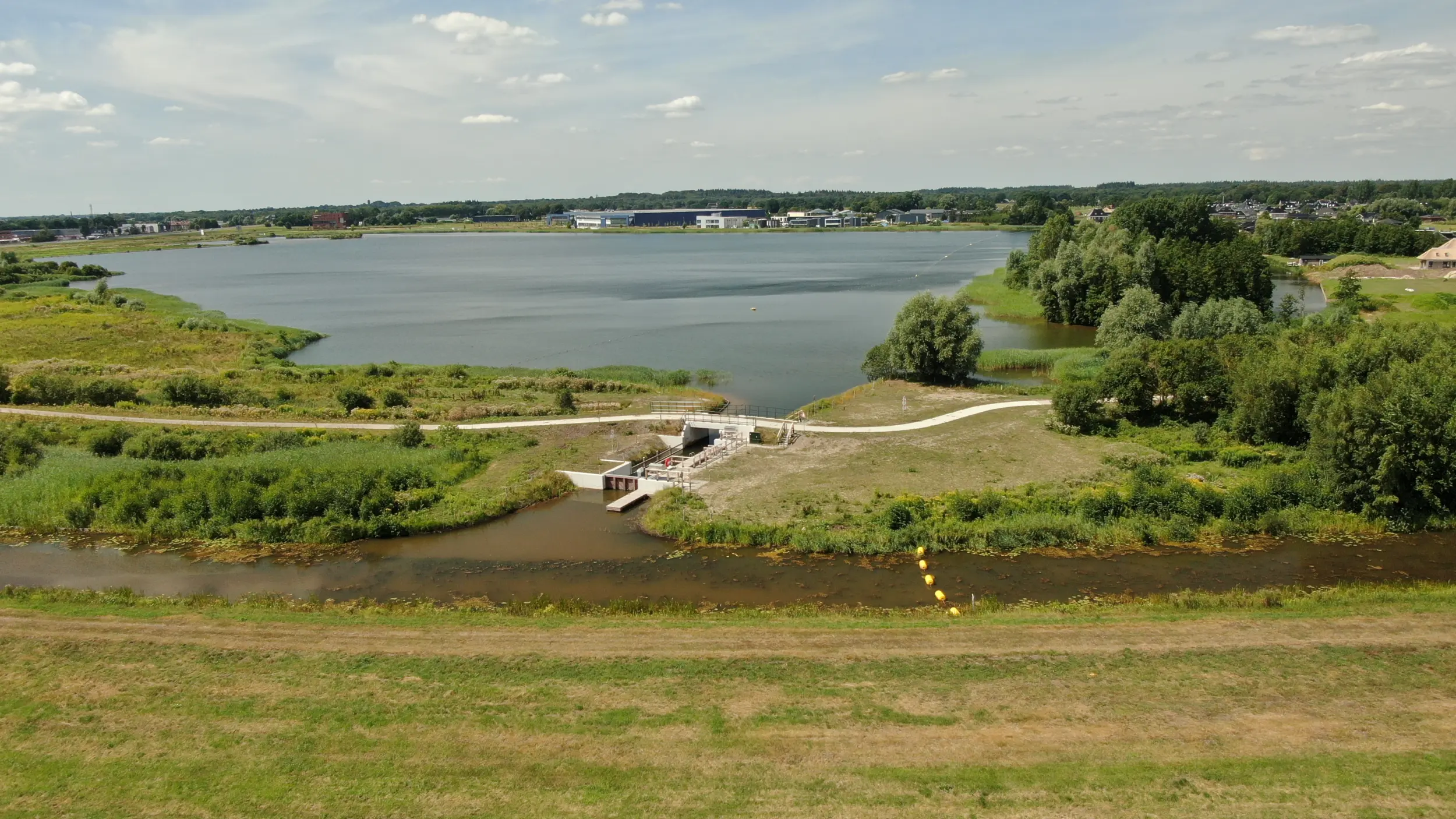 De sluis tussen het Eesermeer en de Steenwijker Aa (foto Dirk Brans) De sluis tussen het Eesermeer en de Steenwijker Aa (foto Dirk Brans)