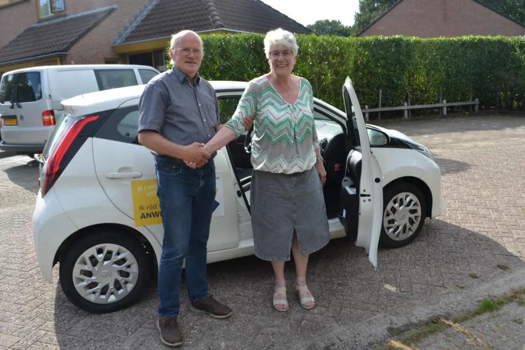 Automaatje chauffeur Wieger Bakker (links) met klant mw Wit-Koopmans (rechts).