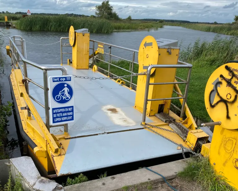 Het pontje ligt bij De Lende aa nde ketting (foto: aangeleverd).
