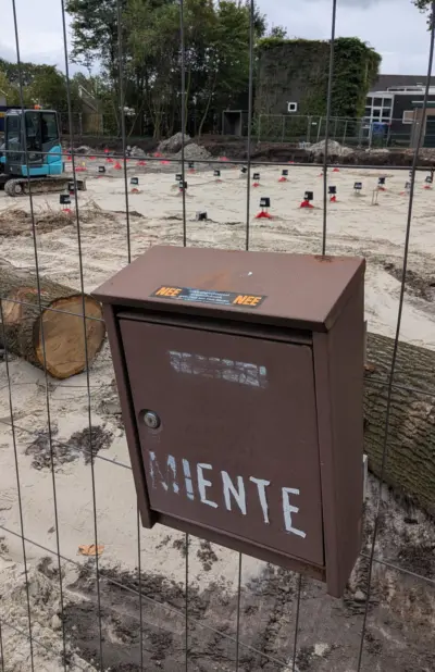 Brievenbus bij bouwplaats De Nieuwe Miente 13sep26 foto De Werven