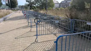 De tijdelijke fietsenstalling bij theater De Meenthe moest verplaatst worden (foto De Werven)
