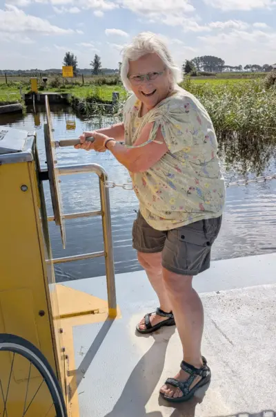 Fietser op pontje foto de werven