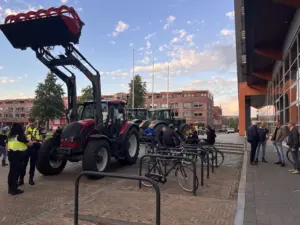 Trekkers staan geparkeerd voor het gemeentehuis.