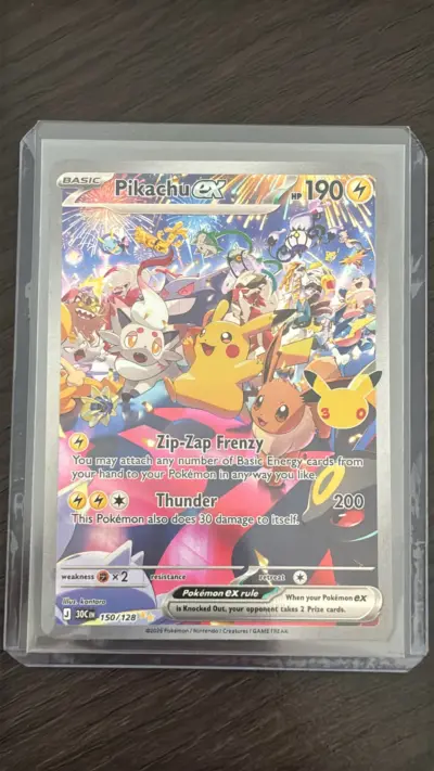 Een Pokémonkaart uit de jubileumserie met daarop onder andere Pikachu.
