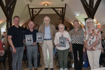 Van links naor rechts: Jelle Geert van der Veen, vormgever Bauke Visser Koenders, Henk Bloemhoff, Truus van der Veen-Lamberts, Anieta Roordink-van der Veen en Sietske Bloemhoff. (Foto: Lenus van der Broek)