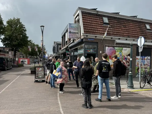 Een lange rij bij Poke-Maat in Wolvega
